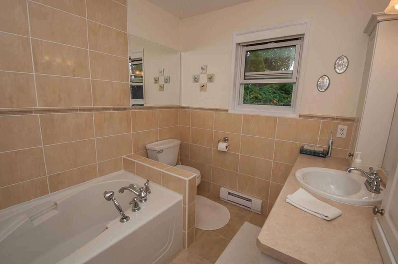 Laurel'S Cottage By Elevate Rooms Qualicum Beach Buitenkant foto
